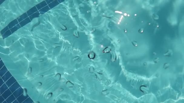 户外游泳池的水下拍摄 用蓝色瓷砖装饰 — 图库视频影像