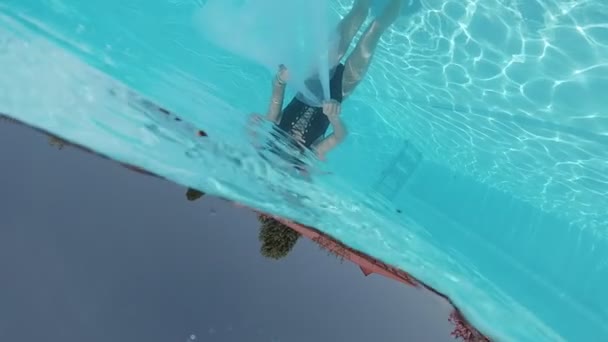 Siyah Mayo Giymiş Genç Bir Kadın Açık Havuzun Dibinde Mavi — Stok video