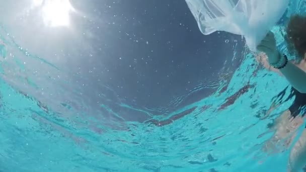 Siyah Mayo Giymiş Genç Bir Kadın Açık Havada Yüzme Havuzunda — Stok video