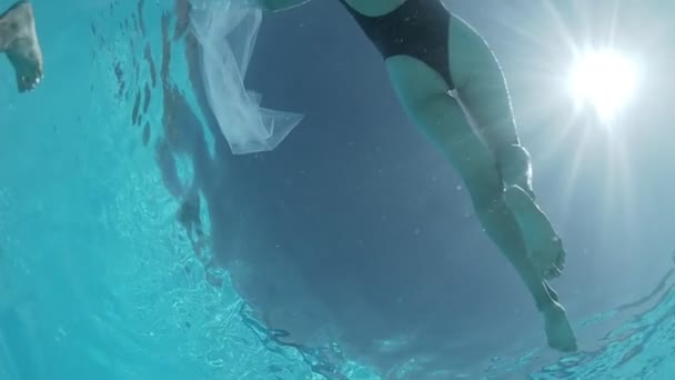Молода Жінка Одягнена Чорний Купальник Білий Повністю Довгий Мис Плаває — стокове відео