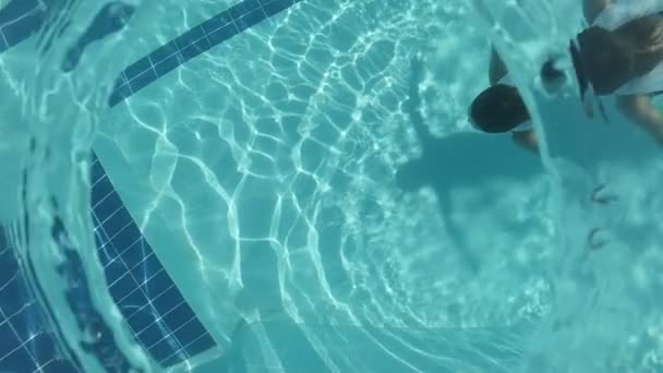 Молодая Женщина Черном Купальнике Белом Плаще Плавает Открытом Бассейне Украшенном — стоковое видео