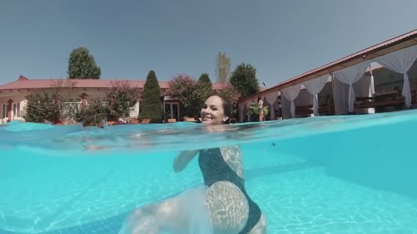 Młoda Kobieta Ubrana Czarny Strój Kąpielowy Biały Przezroczysty Długi Peleryna — Wideo stockowe