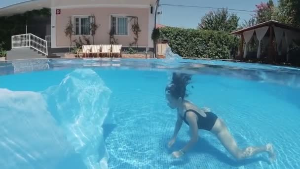 Young Woman Dressed Black Swimsuit White Sheer Long Cape Swims — Stock Video