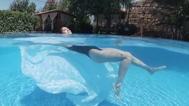 수영복을 여자와 타일로 장식된 수영장에서 수영한다 — 비디오