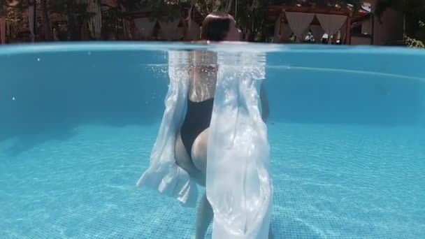 Siyah Mayo Giymiş Genç Bir Kadın Açık Havada Yüzme Havuzunda — Stok video