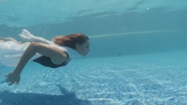 Młoda Kobieta Ubrana Czarny Strój Kąpielowy Biały Przezroczysty Długi Peleryna — Wideo stockowe