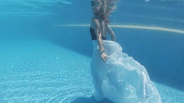 수영복을 망토를 여자가 물웅덩이 바닥을 파란색 로장식되어 — 비디오