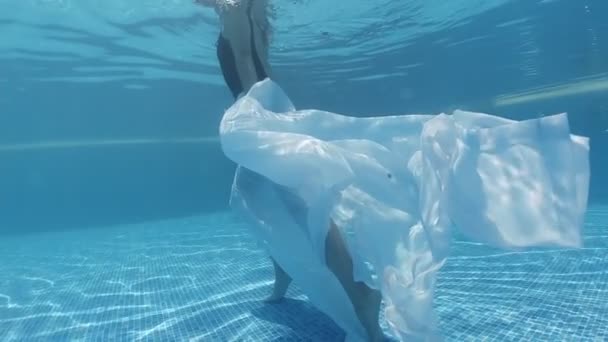 Giovane Donna Vestita Con Costume Bagno Nero Mantello Bianco Lungo — Video Stock