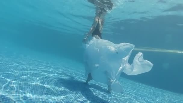 Młoda Kobieta Ubrana Czarny Strój Kąpielowy Białą Czystą Długą Pelerynę — Wideo stockowe