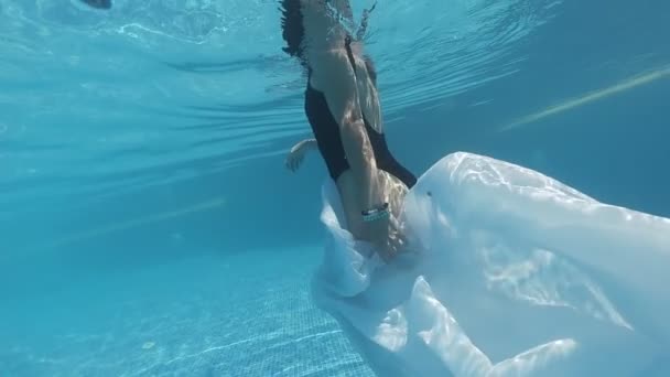 Młoda Kobieta Ubrana Czarny Strój Kąpielowy Białą Czystą Długą Pelerynę — Wideo stockowe