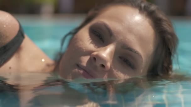 Gotas Água Pele Jovem Filmado Piscina Exterior Câmera Lenta — Vídeo de Stock