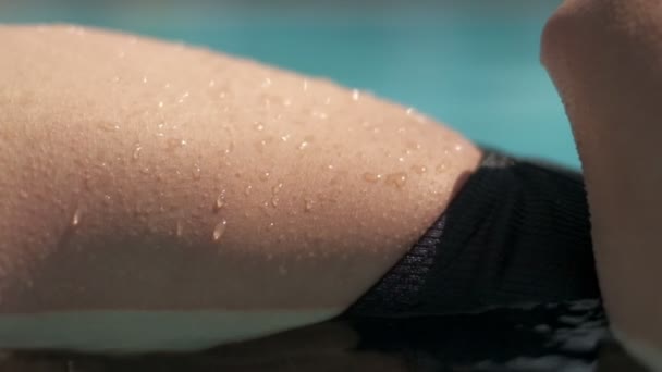 若い女性の肌に水滴の極端な閉鎖 スローモーション — ストック動画