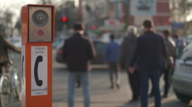 Yoğun bir caddede yaya geçidi. Acil çağrı turuncu işareti ve ön düğme, yavaş çekim