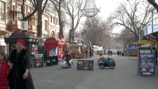 Broadway Tashkent Uzbequistão Filmado Dia Frio Outono Câmera Lenta — Vídeo de Stock