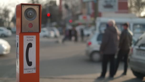 Пешеходный Переход Оживленной Улице Экстренный Вызов Оранжевый Знак Кнопка Впереди — стоковое видео