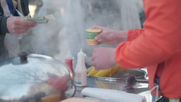 市場の広場の閉鎖に甘いトウモロコシを作る 寒い日に撮影され スローモーション — ストック動画