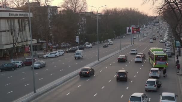Tráfego Urbano Grande Rua Filmado Partir Ponte Pedonal Câmera Lenta — Vídeo de Stock