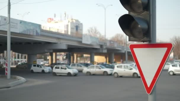 Пробки Улицах Мостом Выдать Знак Светофор Фронте Замедленная Съемка — стоковое видео