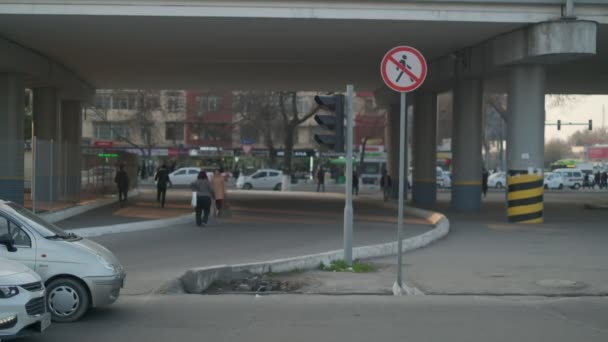 Tráfego Rua Movimentado Sob Ponte Sem Sinal Caminhada Frente Filmado — Vídeo de Stock