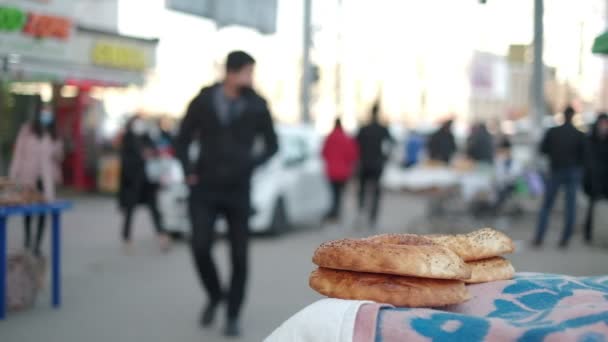 Uzbecký Národní Chléb Tandir Non Prodávaný Vozíku Ulici Natočeno Zamračený — Stock video