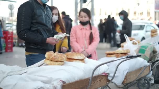 Ουζμπεκιστάν Εθνικό Ψωμί Tandir Non Πωλούνται Από Καλάθι Στο Δρόμο — Αρχείο Βίντεο