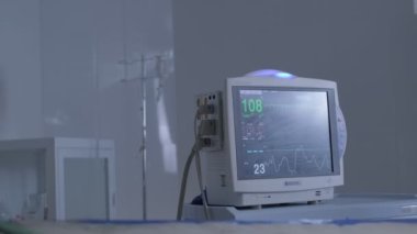 Ameliyathanede çalışan hasta monitörü, yavaş çekim.