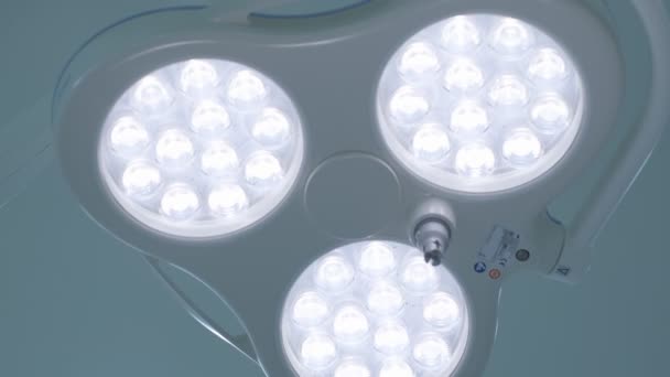 Φωτεινά Φώτα Πάνω Από Χειρουργικό Τραπέζι Θέα Από Κάτω Αργή — Αρχείο Βίντεο