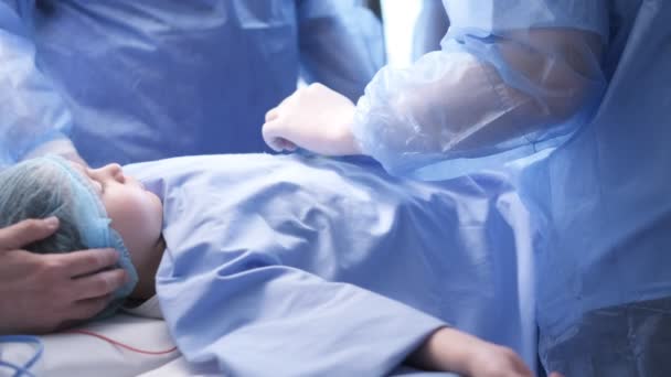 Criança Mesa Cirurgia Médicos Que Usam Luvas Cirúrgicas Ajustam Fralda — Vídeo de Stock
