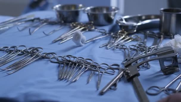 Veel Medische Instrumenten Liggen Operatietafel Een Lichtblauw Tafelkleed Slow Motion — Stockvideo