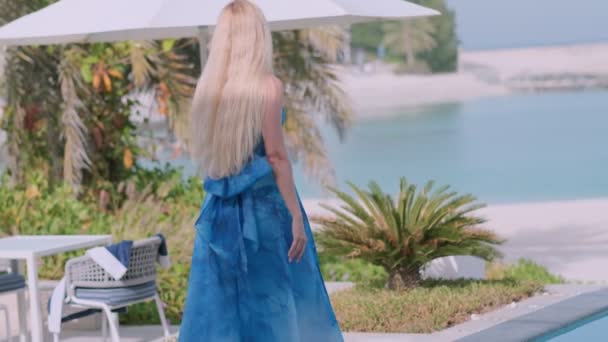Chica Rubia Vistiendo Vestido Largo Verano Azul Camina Terraza Con — Vídeo de stock