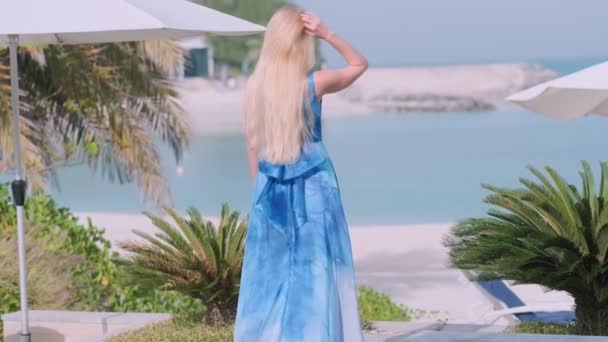 Ξανθιά Κοπέλα Φορώντας Μακρύ Μπλε Φόρεμα Καλοκαίρι Βόλτες Στη Βεράντα — Αρχείο Βίντεο