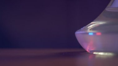 Nargile şişesinde baloncuklar. Duman etrafta dolanıyor. Koyu arkaplanda makro çekim, yavaş çekim