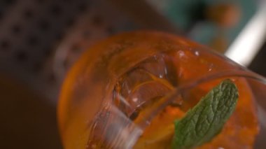 Naneli ve buzlu portakal kokteyli, yavaş çekimde.