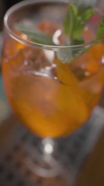 Naneli ve buzlu portakal kokteyli, yavaş çekimde.