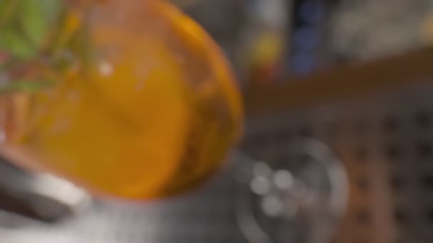 Close Van Oranje Cocktail Met Muntblaadjes Ijs Het Glas Slow — Stockvideo