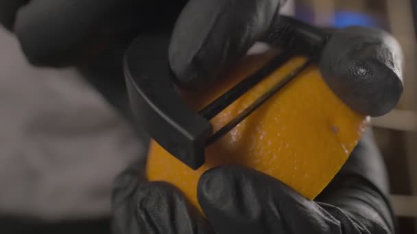 Närbild Peeling Orange Slow Motion — Stockvideo