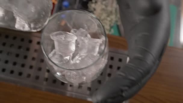 Nahaufnahme Des Einfüllens Von Campari Aus Der Flasche Das Cocktailglas — Stockvideo