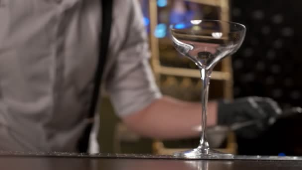 Primo Piano Crema Filtrante Dallo Shaker Bicchiere Cocktail Rallentatore — Video Stock