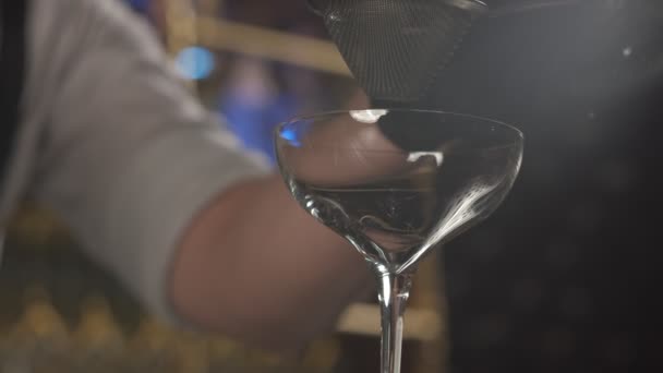 Sluiten Van Zeef Crème Van Shaker Tot Cocktailglas Slow Motion — Stockvideo
