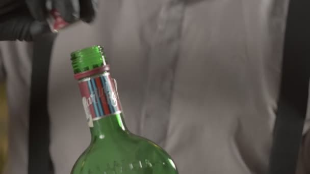 酒保们的双手合拢 打开马提尼 罗萨酒瓶 倒入摇晃缓慢的运动中 — 图库视频影像