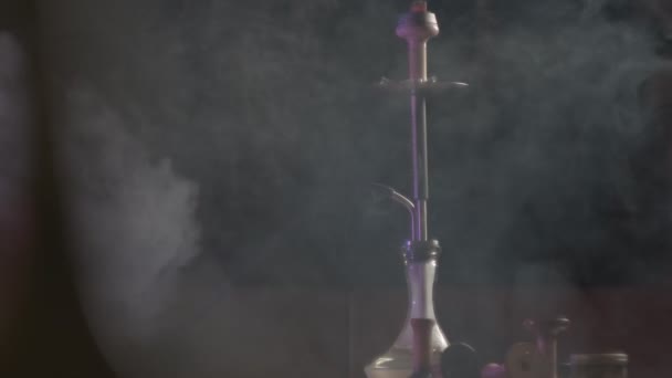 煙が暗い背景にフックの周りに渦巻いている スローモーション — ストック動画