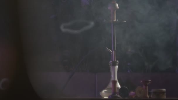 Smoke Wiruje Wokół Hookah Ciemnym Tle Zwolniony Ruch — Wideo stockowe