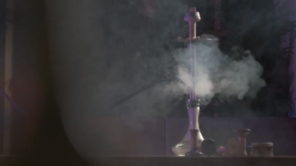 Καπνός Στροβιλίζεται Γύρω Από Hookah Στο Σκοτεινό Φόντο Αργή Κίνηση — Αρχείο Βίντεο