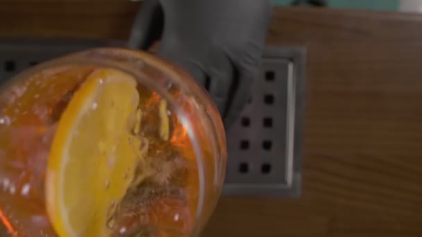 유리잔에 오렌지 칵테일을 과섞는 — 비디오