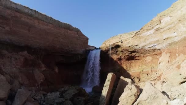 Маленький Водопад Скалистом Ущелье Вид Вниз Течению Беспилотный Летательный Аппарат — стоковое видео
