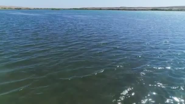Drone Cam Vuela Por Encima Las Aguas Del Lago Medio — Vídeos de Stock