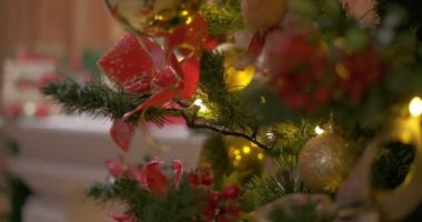 Kırmızı fiyonk ve yanıp sönen Noel çelengi Noel ağacında, yavaş çekimde