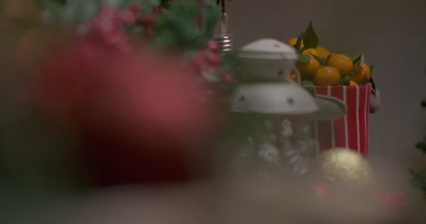 Tangerine Egy Gyönyörű Piros Fehér Doboz Közelében Karácsonyfa Lassított Felvétel — Stock videók
