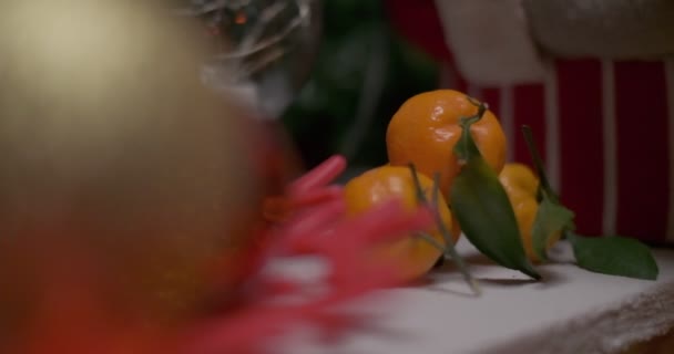 Mandarinen Einer Schönen Rot Weißen Schachtel Der Nähe Des Weihnachtsbaums — Stockvideo
