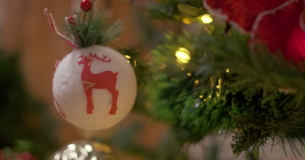 Bola Blanca Navidad Suave Con Ciervo Rojo Colgando Del Árbol — Vídeo de stock